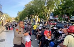 Kapolresta Balikpapan, Kombes Pol Jerrold Hendra Yosef Kumontoy membagikan takjil gratis bagi pengendara