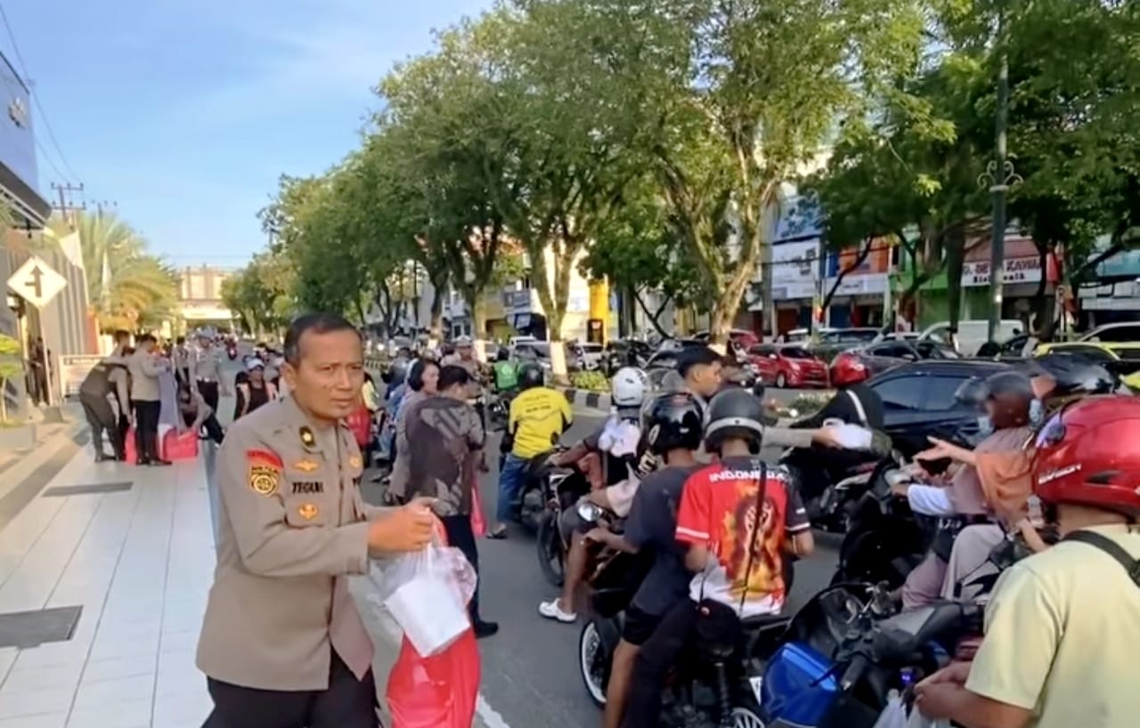 Kapolresta Balikpapan, Kombes Pol Jerrold Hendra Yosef Kumontoy membagikan takjil gratis bagi pengendara