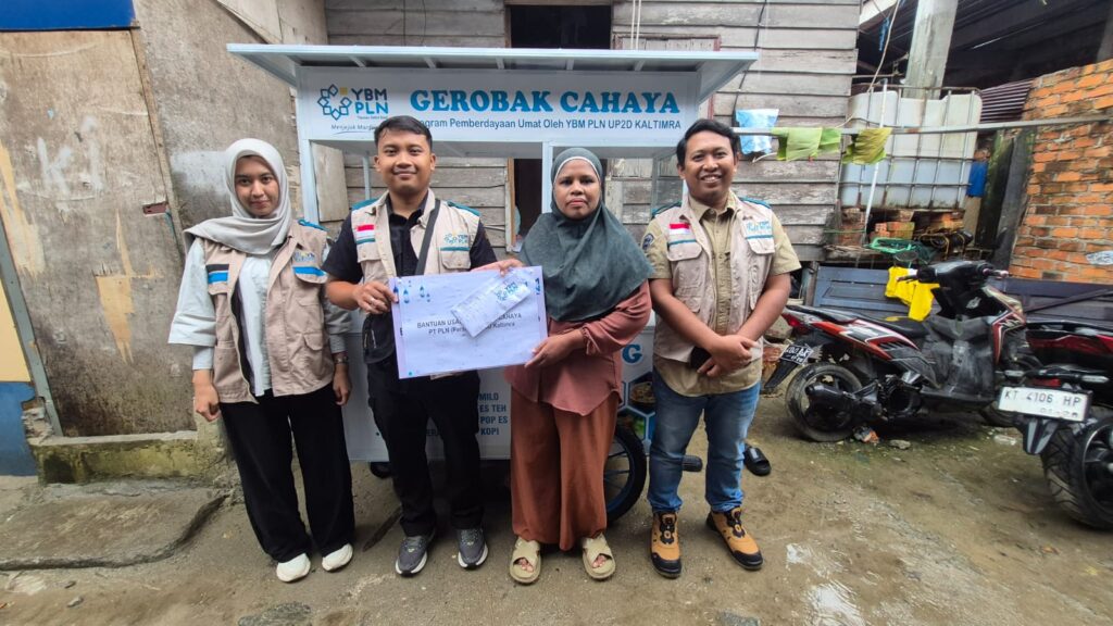 PLN melalui Yayasan Baitul Maal (YBM) menyalurkan bantuan Gerobak Cahaya