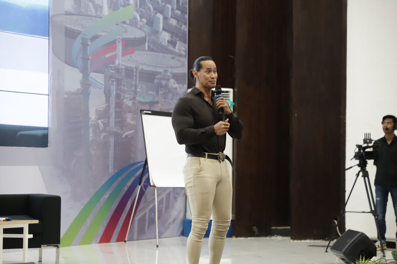 Ade Rai Bagikan Tips Bugar Saat Puasa di PT Kilang Pertamina Balikpapan