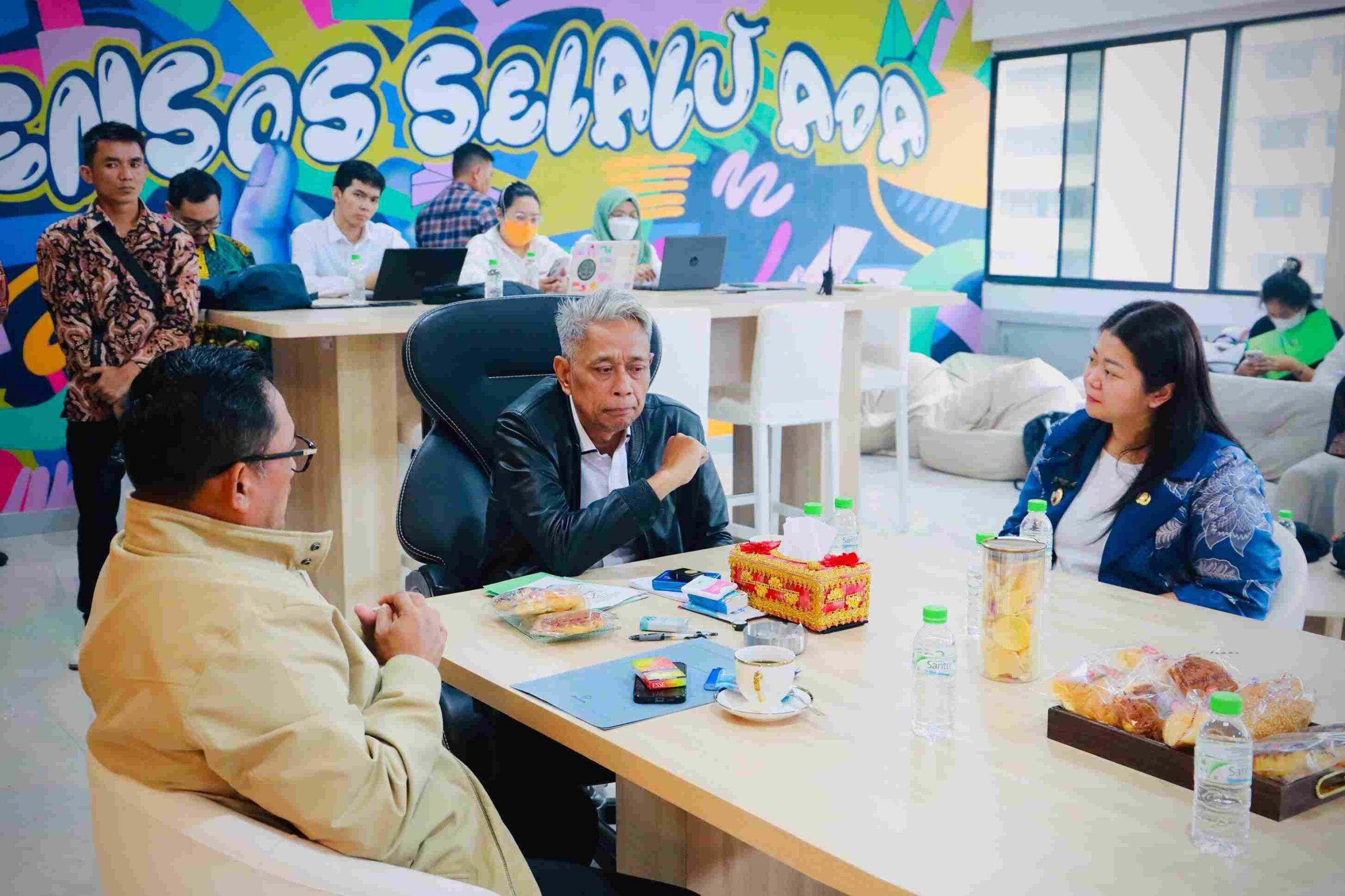 Wakil Menteri Sosial (Wamensos) Agus Jabo Priyono menerima audiensi Wakil Gubernur Kalimantan Timur Seno Aji dan Bupati Mahakam Ulu, Angela Idang Belawan di Kantor Kementerian Sosial, Rabu (4/2/2026)