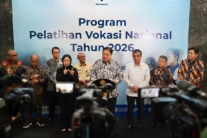 Menteri Koordinator Bidang Perekonomian Airlangga Hartarto dalam Konferensi Pers Peluncuran "Program Pelatihan Vokasi Nasional Tahun 2026", di Jakarta, Jumat (27/2). ; Humas Kemenko Ekon