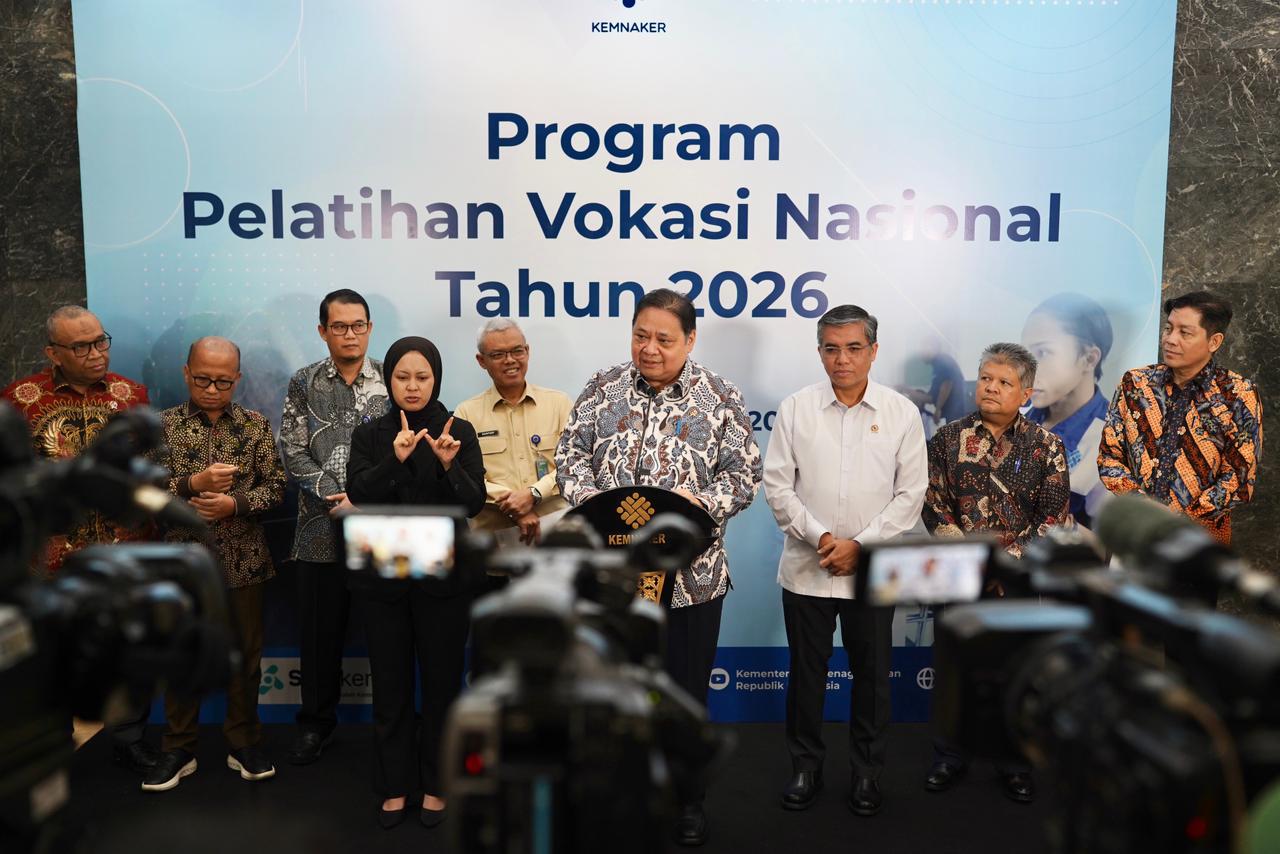 Menteri Koordinator Bidang Perekonomian Airlangga Hartarto dalam Konferensi Pers Peluncuran "Program Pelatihan Vokasi Nasional Tahun 2026", di Jakarta, Jumat (27/2). ; Humas Kemenko Ekon
