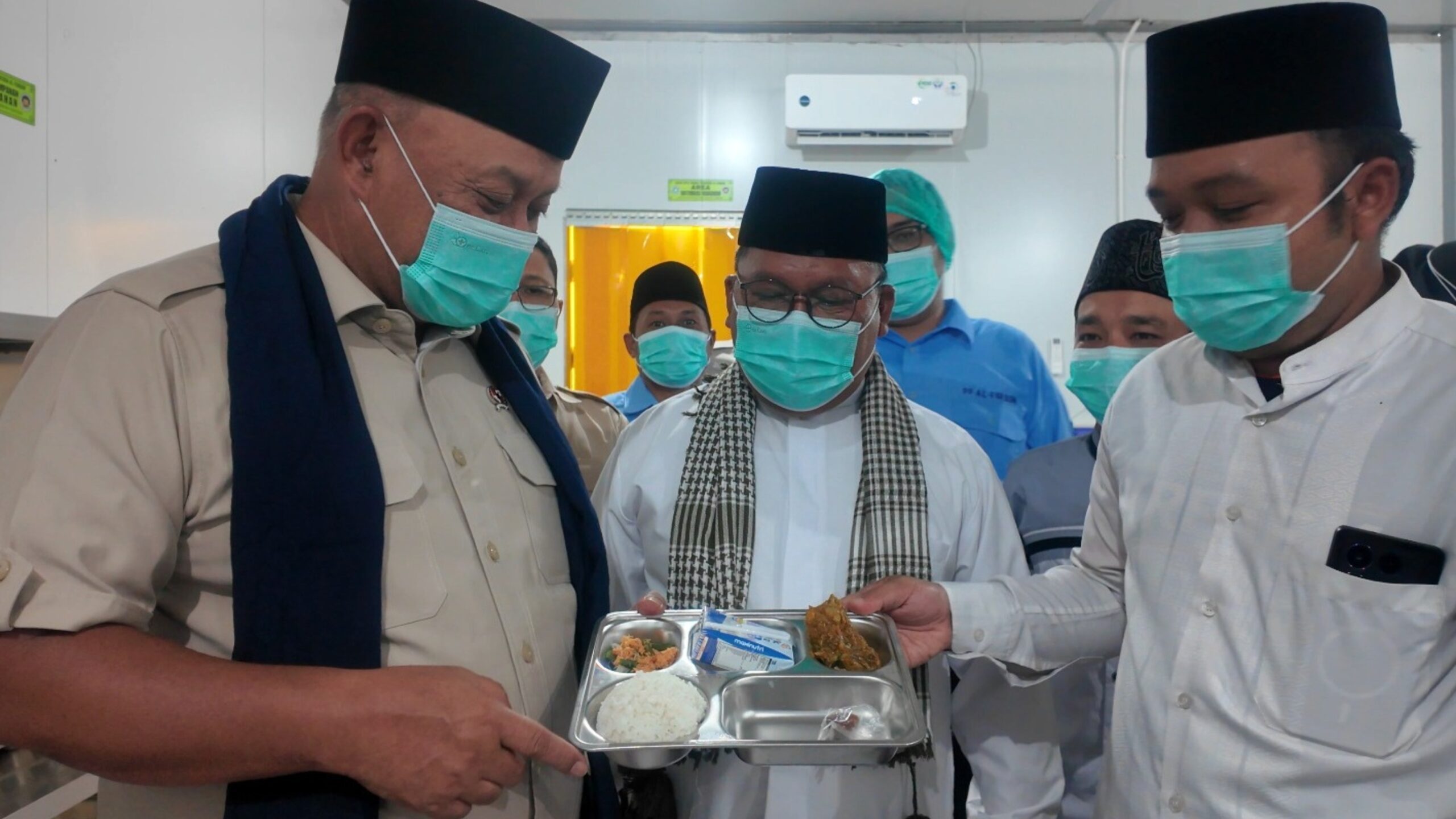 Kepala BGN, Dadan Hindayana saat meninjau SPPG (foto : BGN)