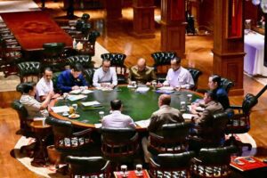 Presiden Prabowo Subianto menerima Menteri Investasi dan Hilirisasi yang juga Kepala Badan Pengelola Investasi Daya Anagata Nusantara (BPI Danantara) Rosan Roeslani bersama sejumlah menteri Kabinet Merah Putih di kediaman pribadi Presiden di Hambalang, Bogor, Jawa Barat, Rabu (25/03/2026). (foto : BPMI Setpres)