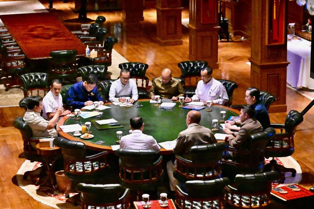 Presiden Prabowo Subianto menerima Menteri Investasi dan Hilirisasi yang juga Kepala Badan Pengelola Investasi Daya Anagata Nusantara (BPI Danantara) Rosan Roeslani bersama sejumlah menteri Kabinet Merah Putih di kediaman pribadi Presiden di Hambalang, Bogor, Jawa Barat, Rabu (25/03/2026). (foto : BPMI Setpres)