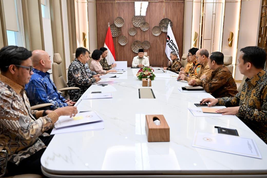 Presiden Prabowo Subianto menerima Ketua dan Anggota Dewan Ekonomi Nasional (DEN) bersama sejumlah menteri terkait di Jakarta, Rabu (11/03/2026).