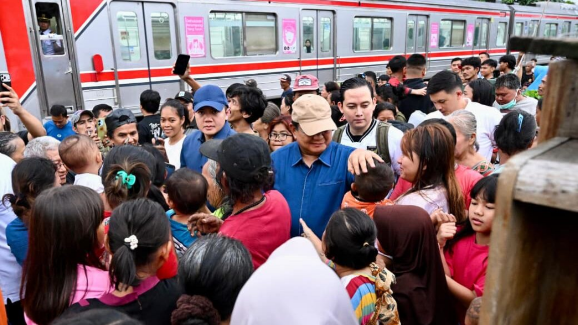 Presiden Prabowo Subianto tiba-tiba hadir di tengah pemukiman padat warga di Kelurahan Kramat, Kecamatan Senen, Jakarta Pusat, Kamis (26/03/2026) (foto : BPMI Setpres)