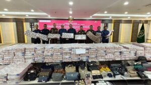 Barang bukti uang ratusan miliar dan tas mahal yang disita Kejati Kaltim (foto : kejati Kaltim)