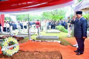 Presiden Prabowo Subianto memimpin upacara pemakaman almarhum Try Sutrisno, Wakil Presiden ke-6 Republik Indonesia di Taman Makam Pahlawan Nasional Utama (TMPNU) Kalibata, Jakarta, pada Senin (02/03/2026) / Setneg