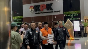 Mantan Menteri Agama Yaqut Cholil Qoumas resmi mengenakan rompi oranye khas tahanan Komisi Pemberantasan Korupsi (KPK) usai menjalani pemeriksaan, Kamis 12 Maret 2026, (Suara.com/Dea)