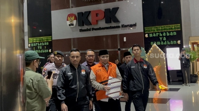 Mantan Menteri Agama Yaqut Cholil Qoumas resmi mengenakan rompi oranye khas tahanan Komisi Pemberantasan Korupsi (KPK) usai menjalani pemeriksaan, Kamis 12 Maret 2026, (Suara.com/Dea)