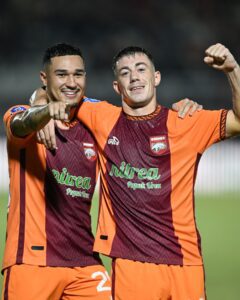 Pemain Borneo FC Juan Villa dan Mariano Peralta (foto : Oficial Borneo FC)