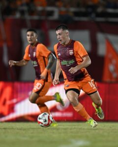 Mariano Peralta dan Juan Vila di laga lawan Persib Bandung yang berakhir imbang 1-1 (foto : Oficial Borneo FC)