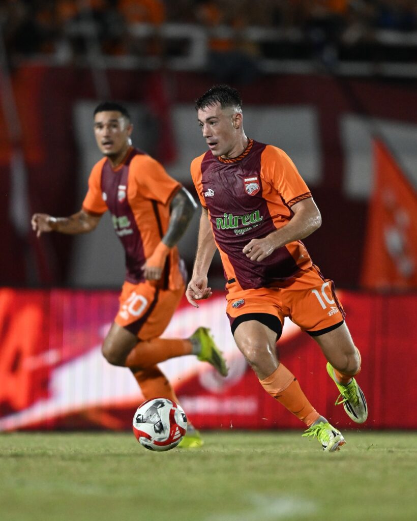 Mariano Peralta dan Juan Vila di laga lawan Persib Bandung yang berakhir imbang 1-1 (foto : Oficial Borneo FC)