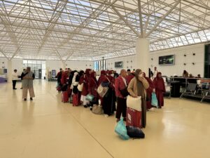 Sejak 28 Februari hingga 3 Maret 2026, tercatat 10.060 jemaah umrah telah kembali ke Tanah Air melalui Bandara Internasional King Abdulaziz, Jeddah. (Foto: Kementerian Haji)