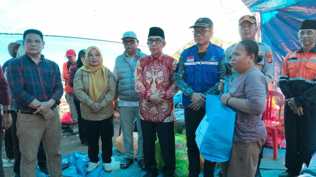 Pemerintah Provinsi Kalimantan Timur menyalurkan bantuan kebutuhan dasar bagi penyintas bencana kebakaran di Desa Batu Timbau, Kecamatan Batu Ampar, Kabupaten Kutai Timur, Minggu (29/3/2026). / Pemprov