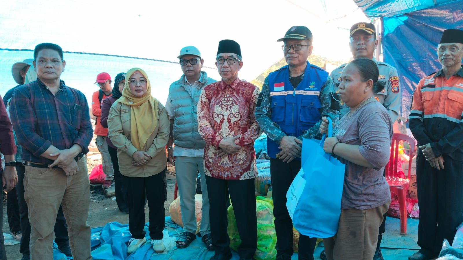 Pemerintah Provinsi Kalimantan Timur menyalurkan bantuan kebutuhan dasar bagi penyintas bencana kebakaran di Desa Batu Timbau, Kecamatan Batu Ampar, Kabupaten Kutai Timur, Minggu (29/3/2026). / Pemprov