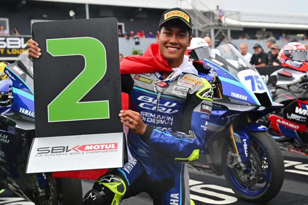 Aldi Satya Mahendra merayakan podium kedua di World Supersport bersama Yamaha R9.