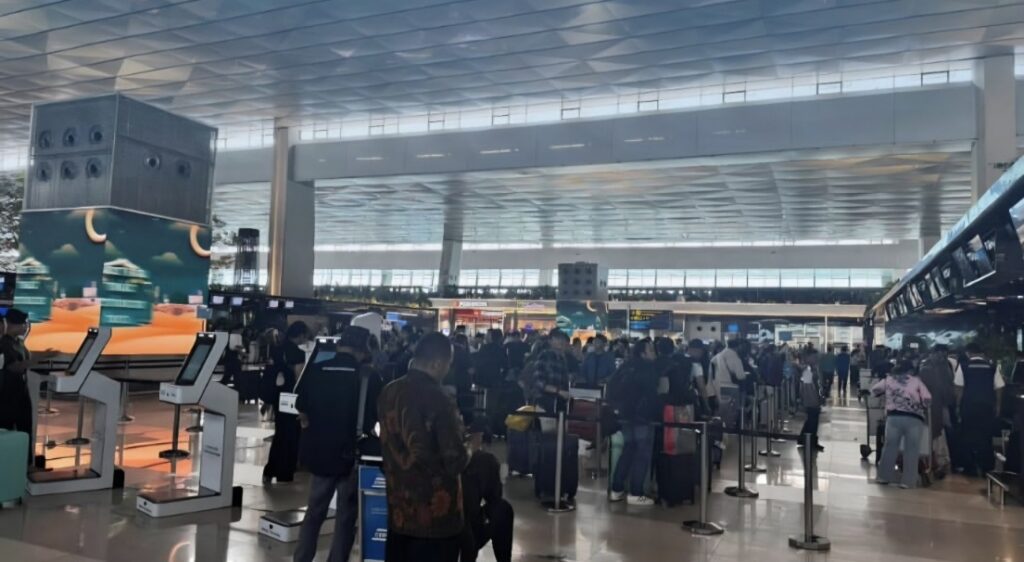 Antrean penumpang memadati area check-in Bandara Soekarno-Hatta saat puncak arus mudik Lebaran 2026.