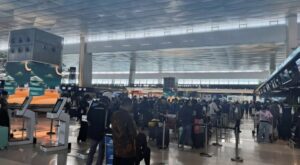 Antrean penumpang memadati area check-in Bandara Soekarno-Hatta saat puncak arus mudik Lebaran 2026.