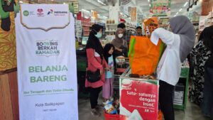 Warga menerima bantuan program Belanja Bareng Ramadan dari Pertamina Patra Niaga RU Balikpapan di Maxi Swalayan Manggar.