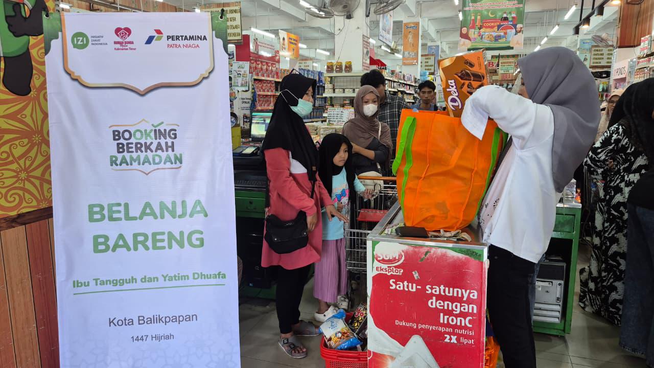 Warga menerima bantuan program Belanja Bareng Ramadan dari Pertamina Patra Niaga RU Balikpapan di Maxi Swalayan Manggar.