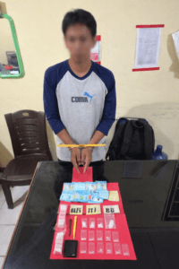 Tersangka AR yang diamankan Polsek Balikpapan Timur, bersma dengan barang bukti sabu (foto : Polres/Samsul)
