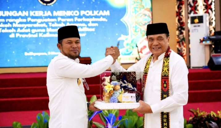 Gubernur Kalimantan Timur, Rudy Mas'ud, bersama Menteri Koordinator Bidang Politik dan Keamanan, Djamari Chaniago, melaksanakan rangkaian kegiatan salah satunya di Markas Kodam VI/Mulawarman. (Foto:Inibalikpapan.com/Humas Pemprov Kaltim).