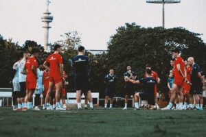 Pelatih John Herdman memimpin latihan Timnas Indonesia jelang tampil di FIFA Series 2026 (foto : PSSI)
