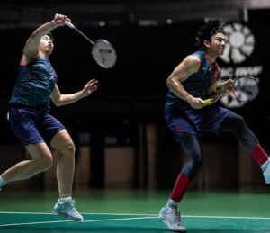 Aksi cepat pebulu tangkis dalam pertandingan yang mencerminkan intensitas dan atmosfer kompetitif seperti yang akan hadir di HOO HAA CUP 2026.