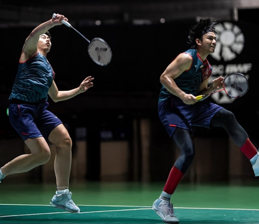 Aksi cepat pebulu tangkis dalam pertandingan yang mencerminkan intensitas dan atmosfer kompetitif seperti yang akan hadir di HOO HAA CUP 2026.