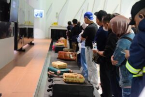 Kejutan Ramadan di Bandara Sepinggan, Penumpang Dapat Hampers di Atas Koper