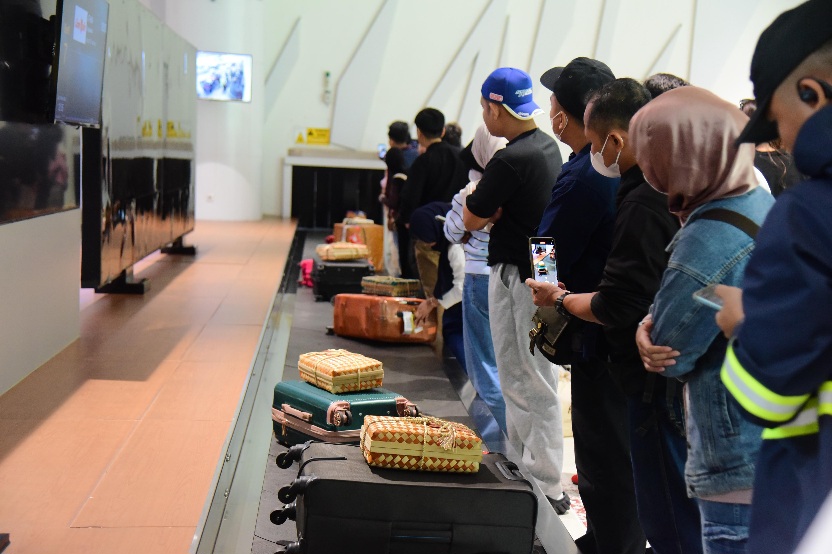 Kejutan Ramadan di Bandara Sepinggan, Penumpang Dapat Hampers di Atas Koper