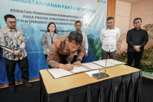 Penandatanganan Pakta Integritas Pengamanan Pembangunan Strategis antara PLN UIP KLT dan Kejaksaan Agung RI di Samarinda, Rabu (26/2/2026).