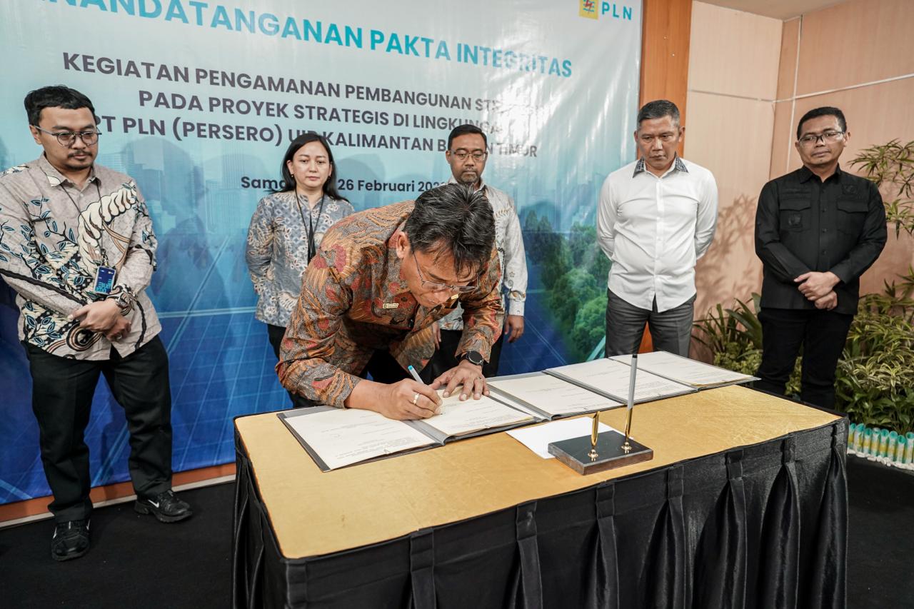 Penandatanganan Pakta Integritas Pengamanan Pembangunan Strategis antara PLN UIP KLT dan Kejaksaan Agung RI di Samarinda, Rabu (26/2/2026).