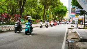 Rombongan pengguna Yamaha Fazzio saat rolling city melintasi jalan protokol di Samarinda dalam rangkaian kegiatan riding dan bukber, Sabtu (28/2/2026).