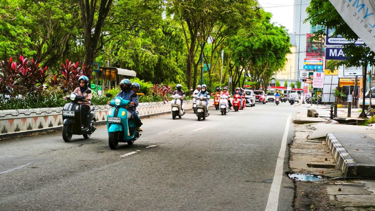 Rombongan pengguna Yamaha Fazzio saat rolling city melintasi jalan protokol di Samarinda dalam rangkaian kegiatan riding dan bukber, Sabtu (28/2/2026).
