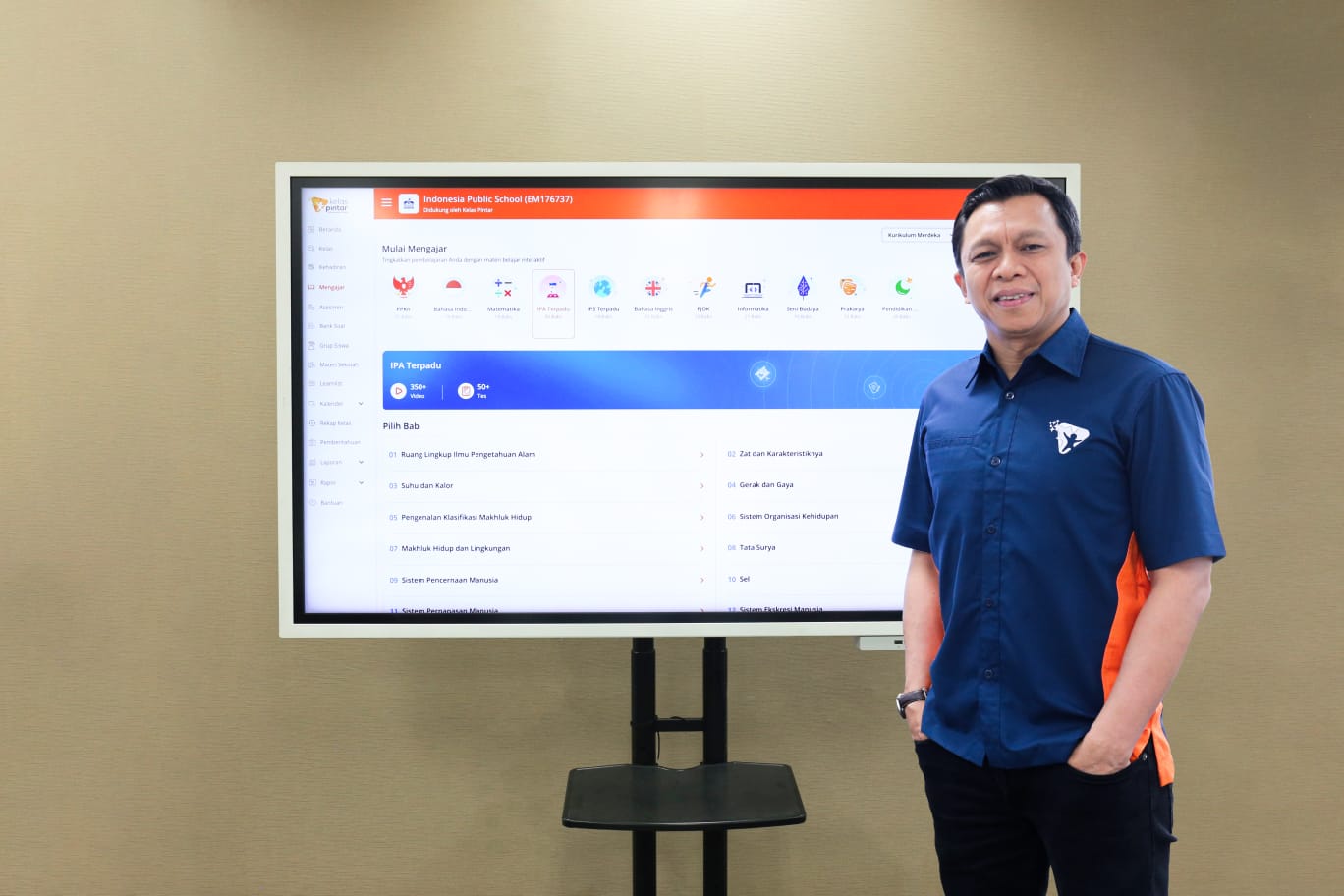Fernando Uffie, Founder dan CEO Kelas Pintar, menunjukkan tampilan terbaru platform pembelajaran berbasis AI yang dirancang untuk mendukung kegiatan belajar mengajar secara lebih interaktif dan efisien.