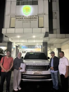 Pemerintah Provinsi Kalimantan Timur menuntaskan proses pengembalian mobil dinas Gubernur berupa unit Sport Utility Vehicle (SUV) Range Rover 3.0 LWB Autobiography PHEV P460e kepada pihak penyedia (foto : Pemprov)