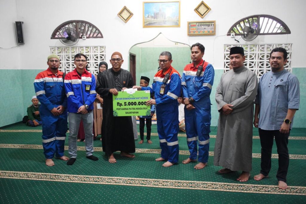 PT Pertamina Patra Niaga RU V Balikpapan menyerahkan bantuan operasional sebesar Rp5 juta kepada pengurus Masjid Baiturrahim saat kegiatan Safari Ramadan di Sungai Wain, Balikpapan Utara, Jumat (6/3).