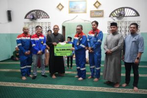 PT Pertamina Patra Niaga RU V Balikpapan menyerahkan bantuan operasional sebesar Rp5 juta kepada pengurus Masjid Baiturrahim saat kegiatan Safari Ramadan di Sungai Wain, Balikpapan Utara, Jumat (6/3).