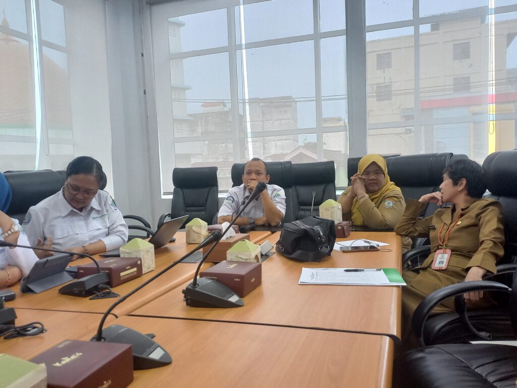 Kepala Cabang BPJS Kesehatan Balikpapan Aidy Ilmi (tiga kiri) mengikuti kegiatan konferensi pers layanan libur lebaran.