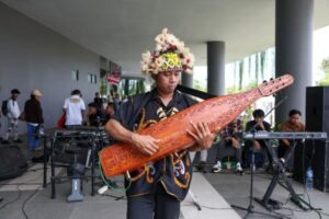 Alunan musik kekinian berpadu harmonis dengan petikan instrumen tradisional sape, menciptakan nuansa kota modern yang tetap berpijak pada akar budaya Kalimantan Timur