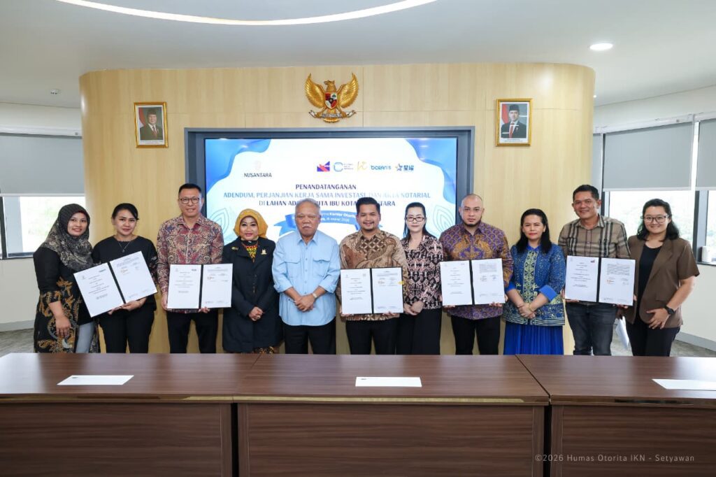 Otorita IKN bersama sejumlah investor menandatangani tiga perjanjian kerja sama baru serta dua adendum perjanjian kerja sama di Kantor Balai Kota Otorita IKN, pada Senin (16/3/2026). (foto : Humas Otorita IKN)