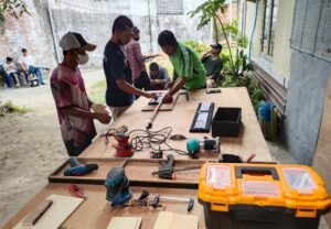 Pelatihan pengolahan limbah kayu oleh Kelompok BKBG di Balikpapan menjadi produk bernilai guna.