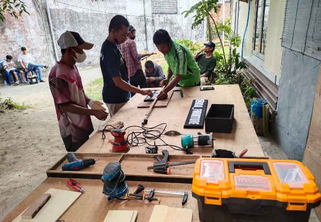Pelatihan pengolahan limbah kayu oleh Kelompok BKBG di Balikpapan menjadi produk bernilai guna.