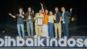 Dave Hendrik dan Iwet Ramadhan bersama tim merayakan pencapaian Rekor MURI untuk livestream TikTok terlama selama 11 jam di jalur mudik.