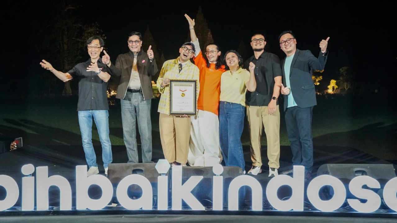 Dave Hendrik dan Iwet Ramadhan bersama tim merayakan pencapaian Rekor MURI untuk livestream TikTok terlama selama 11 jam di jalur mudik.