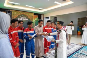 Perwakilan manajemen PT Kilang Pertamina Balikpapan (KPB) menyerahkan santunan kepada pekerja dan perwakilan lembaga sosial dalam kegiatan Energizing Our Iman di New Site Office, Balikpapan